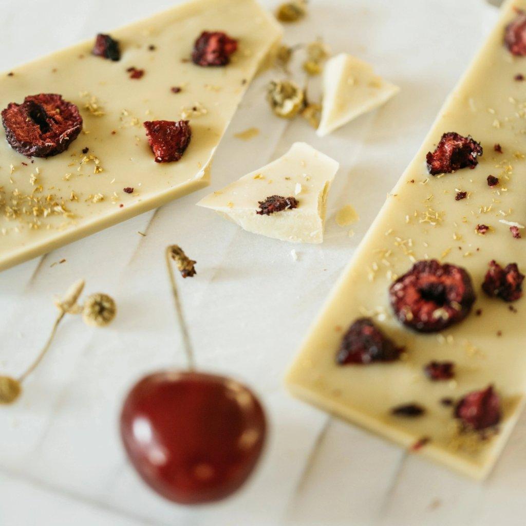 Barre de chocolat blanc (soya), cerise et camomille - Choco de Léa