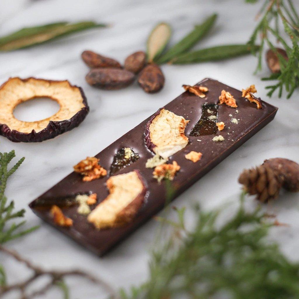 Barre de chocolat noir aux thé du labrador, pommes du Québec et caramel - Choco de Léa